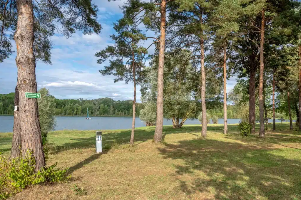 296 Camping Gers Lac de thoux Ciela Village Emplacement Nu